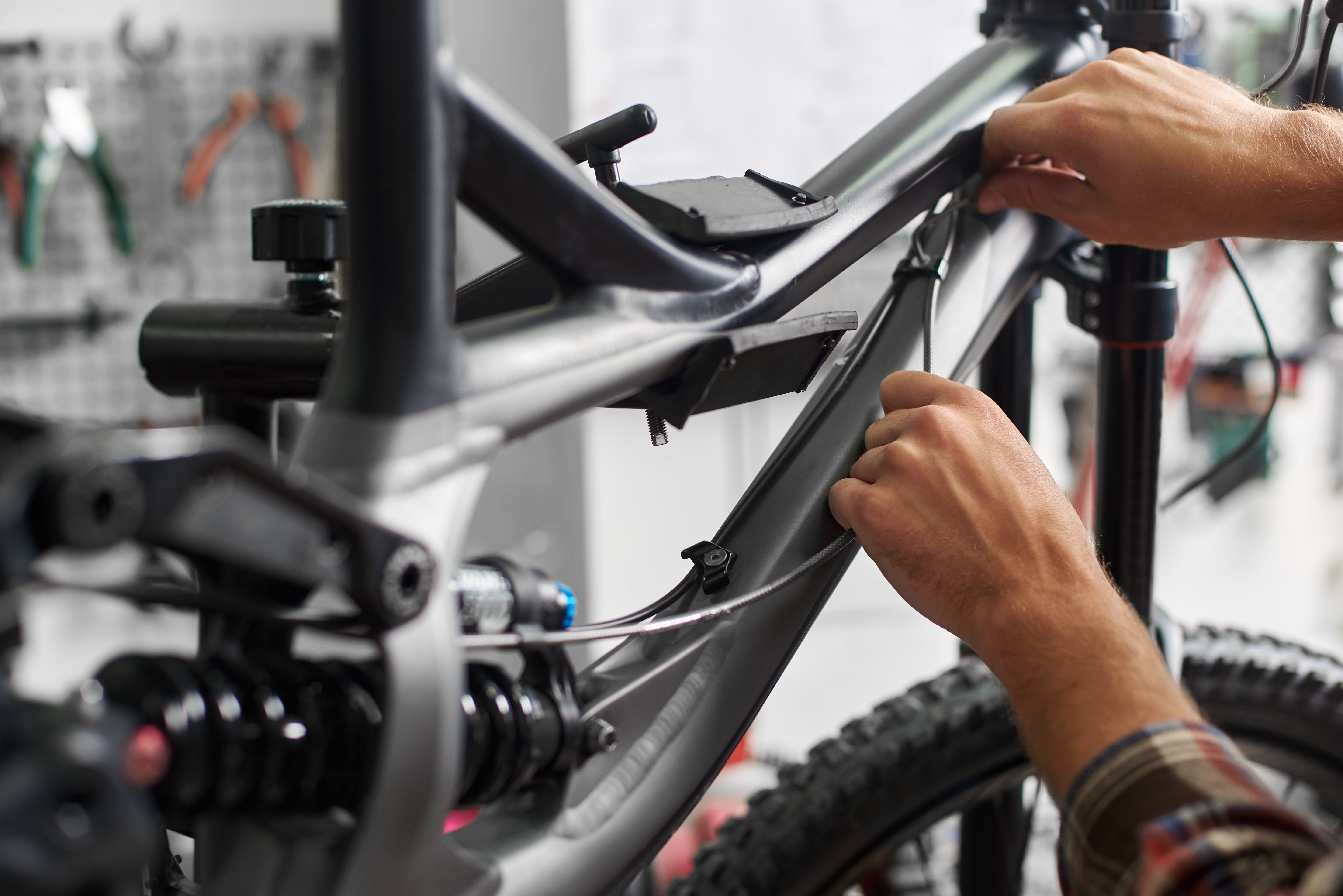 Meccanico Chesini che esegue una messa a punto su una bicicletta