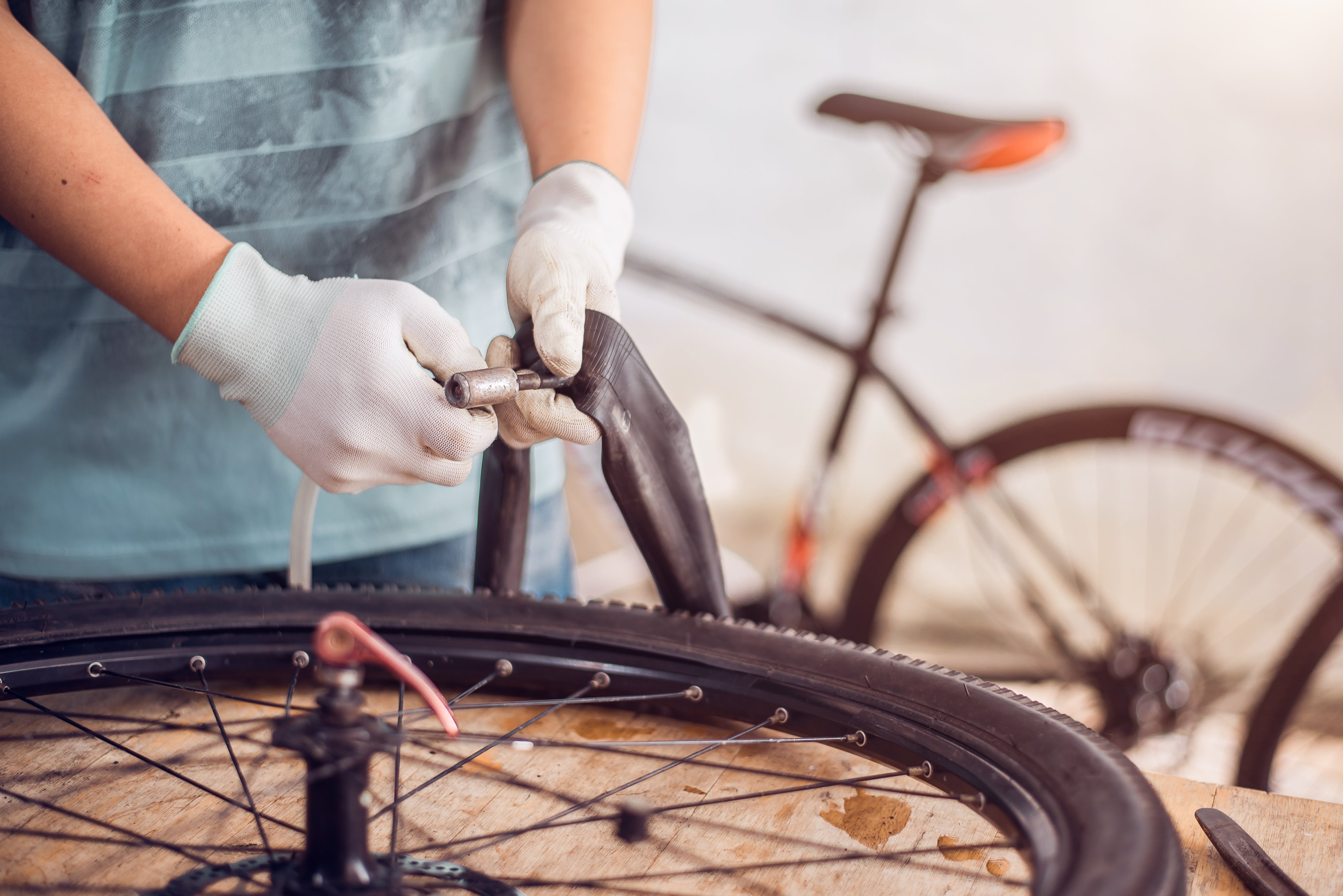 Montaggio di un pneumatico tubeless su una ruota di bicicletta